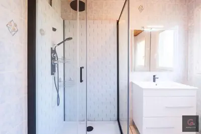 Salle de bains dans l'établissement Maison de Vacances à Biscarrosse – Proche du Lac de Latécoère 5 personnes