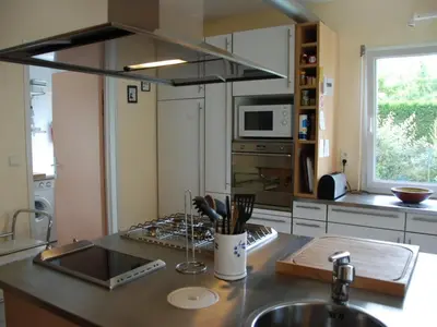 Cuisine ou kitchenette dans l'établissement Maison 4 chambres avec piscine, à 8 min du lac de Sanguinet - FR-1-521-249