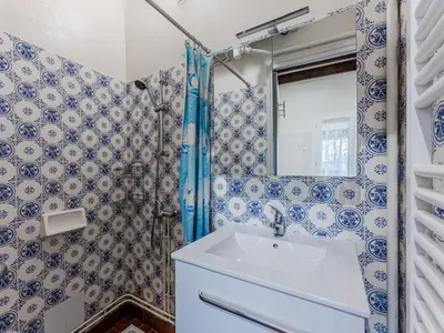 Salle de bains dans l'établissement Maison à Sanguinet pour 3 pers, 200m du lac, terrasse et jardin - FR-1-521-250