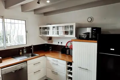 Cuisine ou kitchenette dans l'établissement Villa avec piscine L'Abris Côtier