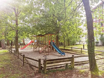 Aire de jeux pour enfants de l'établissement Appartement cosy sous pinède lac de Biscarrosse rénové