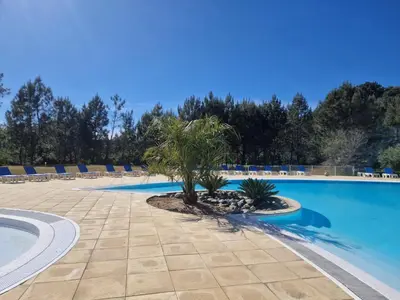 Piscine de l'établissement Appartement cosy sous pinède lac de Biscarrosse rénové ou située à proximité