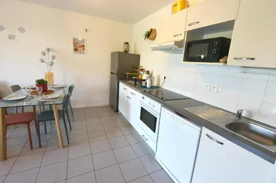 Cuisine ou kitchenette dans l'établissement Labenne Océan - Calme & Soleil - Plage à 100M C' LA VIEconciergeire