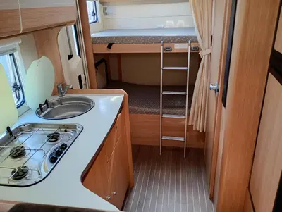 Cuisine ou kitchenette dans l'établissement Camping car au bord de l eau