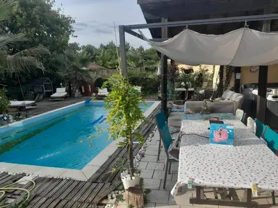 Piscine de l'établissement Camping car au bord de l eau ou située à proximité
