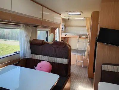 Coin salon dans l'établissement Camping car au bord de l eau