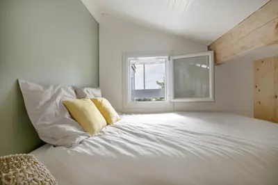 Un ou plusieurs lits dans un hébergement de l'établissement Jolie maison face à l'océan Biscarrosse Plage