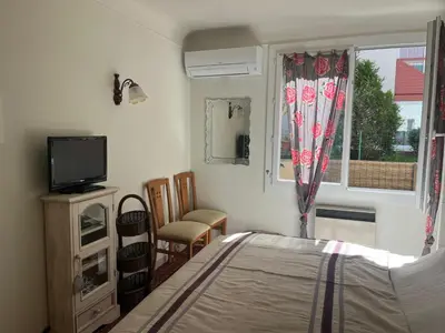 Télévision ou salle de divertissement dans l'établissement Hossegor Centre Ville T2 Rez de Chaussée Terrasse