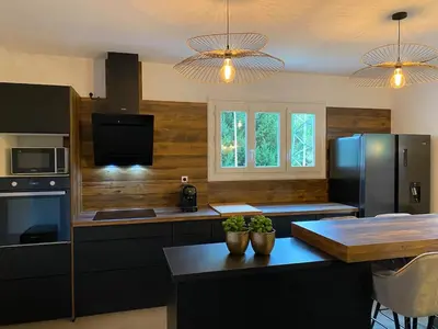 Cuisine ou kitchenette dans l'établissement Charmante maison de famille avec jardin