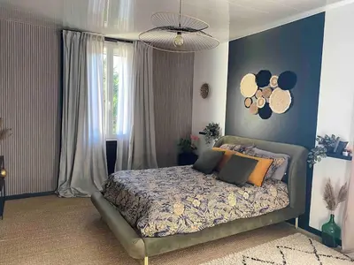 Un ou plusieurs lits dans un hébergement de l'établissement Charmante maison de famille avec jardin
