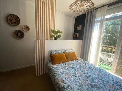 Un ou plusieurs lits dans un hébergement de l'établissement Charmante maison de famille avec jardin