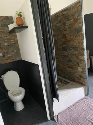 Salle de bains dans l'établissement Charmante maison de famille avec jardin