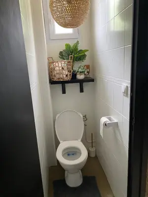 Salle de bains dans l'établissement Charmante maison de famille avec jardin