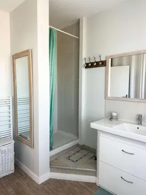 Salle de bains dans l'établissement Résidence 400-pyla Sur Mer - Maison familiale 8 pers à Pyla-sur-Mer, proche plage MAE-1164