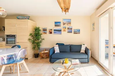 Cuisine ou kitchenette dans l'établissement Terrace and garden, close to beaches, heart of town
