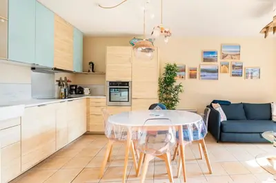 Cuisine ou kitchenette dans l'établissement Terrace and garden, close to beaches, heart of town