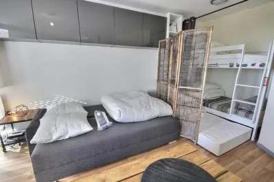 Cuisine ou kitchenette dans l'établissement Appartement rénové proche plage de la centrale