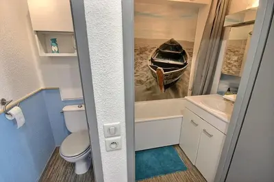 Salle de bains dans l'établissement Appartement rénové proche plage de la centrale
