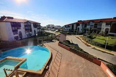 Piscine de l'établissement Appartement rénové proche plage de la centrale ou située à proximité