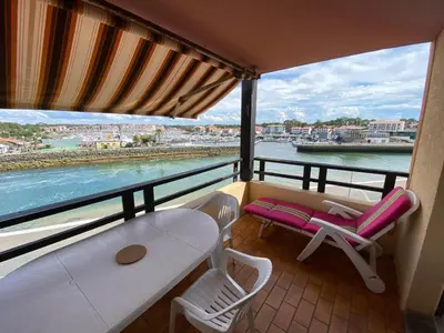 Balcon ou terrasse dans l'établissement Appartement proche plage dans résidence avec piscine