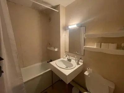 Salle de bains dans l'établissement Appartement proche plage dans résidence avec piscine