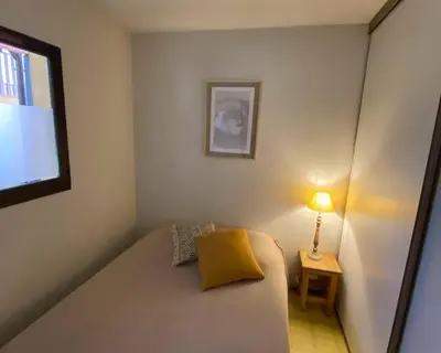 Un ou plusieurs lits dans un hébergement de l'établissement Appartement proche plage dans résidence avec piscine