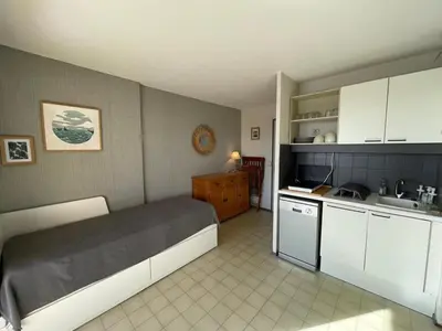 Cuisine ou kitchenette dans l'établissement Appartement proche plage dans résidence avec piscine