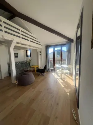 Télévision ou salle de divertissement dans l'établissement Lovely studio perfect for couples close to beach