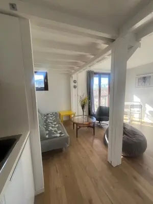 Coin salon dans l'établissement Lovely studio perfect for couples close to beach
