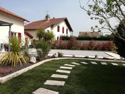 Jardin de l'établissement Maison basco landaise à 10 kms des plages