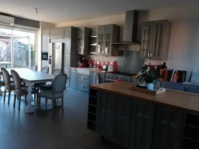 Cuisine ou kitchenette dans l'établissement Maison basco landaise à 10 kms des plages