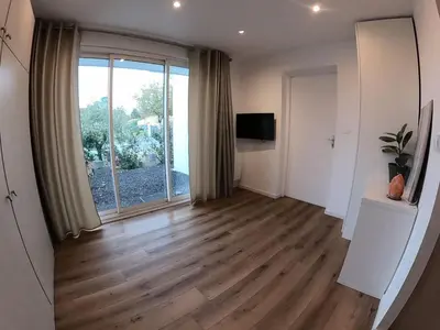 Télévision ou salle de divertissement dans l'établissement La villa baie du lac les pins