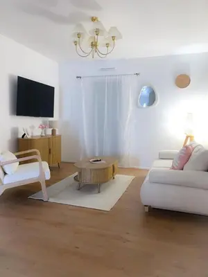 Télévision ou salle de divertissement dans l'établissement Le Cocon Rose Jacuzzi privé rêve et Douceur