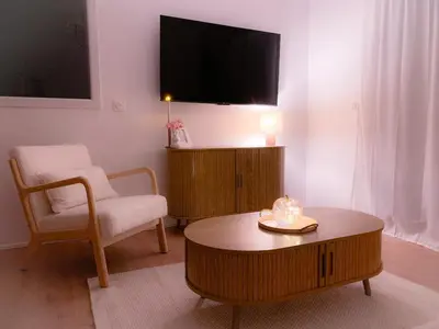 Télévision ou salle de divertissement dans l'établissement Le Cocon Rose Jacuzzi privé rêve et Douceur