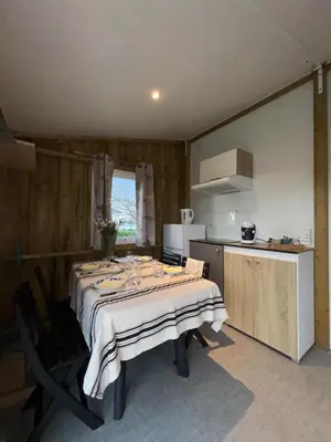 Cuisine ou kitchenette dans l'établissement Chalet en bois