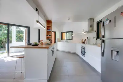 Cuisine ou kitchenette dans l'établissement Villa avec piscine proche Lac, océan et forêt