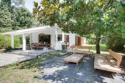 Jardin de l'établissement Villa avec piscine proche Lac, océan et forêt