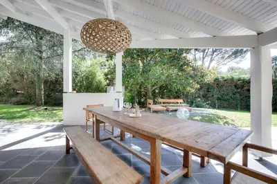 Jardin de l'établissement Villa avec piscine proche Lac, océan et forêt