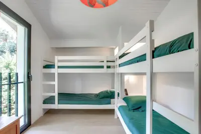 Un ou plusieurs lits dans un hébergement de l'établissement Villa avec piscine proche Lac, océan et forêt