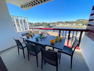 Balcon ou terrasse dans l'établissement Appartement cosy 4 pers avec piscine et parking à Capbreton - FR-1-413-256