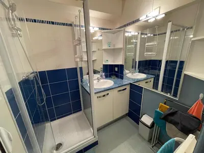 Salle de bains dans l'établissement Appartement cosy 4 pers avec piscine et parking à Capbreton - FR-1-413-256