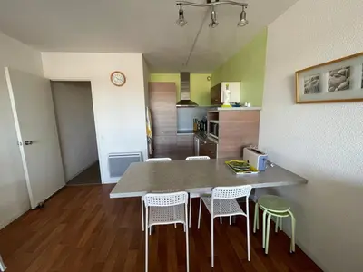 Cuisine ou kitchenette dans l'établissement Appartement cosy 4 pers avec piscine et parking à Capbreton - FR-1-413-256