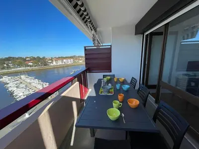 Balcon ou terrasse dans l'établissement Appartement cosy 4 pers avec piscine et parking à Capbreton - FR-1-413-256