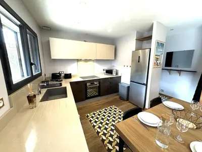 Cuisine ou kitchenette dans l'établissement Havre du Bassin avec piscine et studio indépendant
