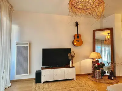 Télévision ou salle de divertissement dans l'établissement Appartement plage et lac