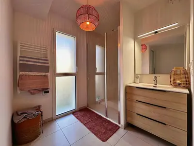Salle de bains dans l'établissement Appartement plage et lac