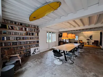 Bibliothèque dans la villa