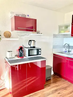 Cuisine ou kitchenette dans l'établissement SEA view from BED 100M Beach, Free Parking, Surf