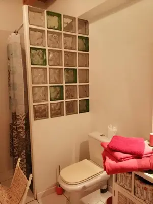 Salle de bains dans l'établissement L atelier de PELLICA