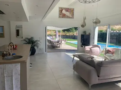 Piscine de l'établissement Villa 12 personnes piscine chauffée et jacuzzi ou située à proximité